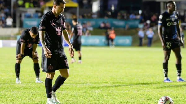 Messi zu Boden gerissen: Turbulente Szenen in Puerto Rico