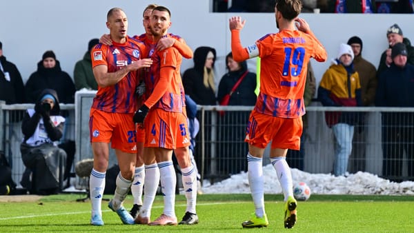 Erster Sieg: Schalke zurück an der Tabellenspitze