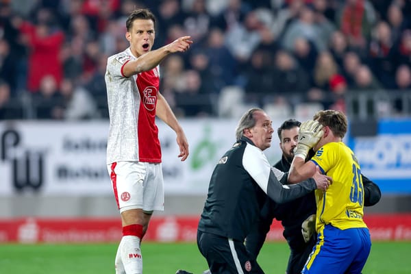 Böller-Angriff auf Torhüter zeigt: Der Fußball hat seine Verrückten nicht im Griff