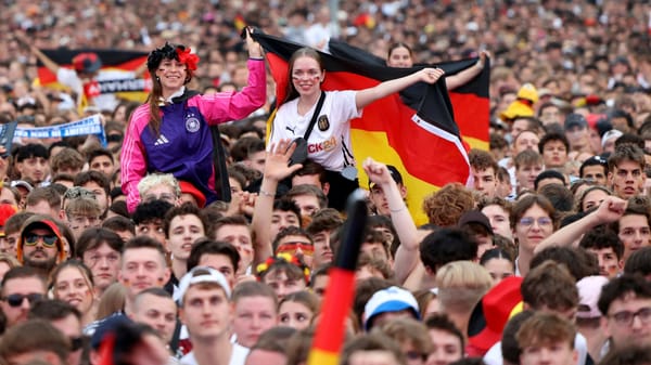 DFB-Team vor ausverkauften Rängen