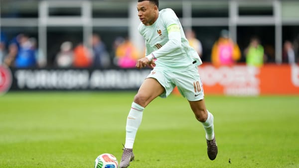 Rot für Upamecano: Mbappé und Ekitiké treffen gegen Selecao