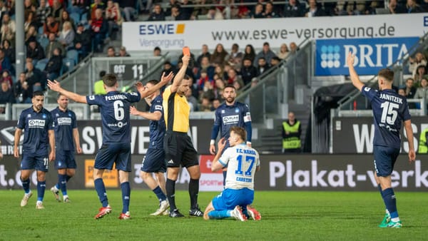 In Unterzahl: Rostock siegt in Wiesbaden