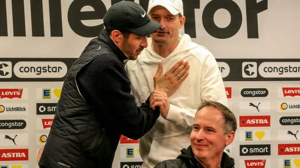 Kuriose Pressekonferenz: Plötzlich ist Schuster doch da