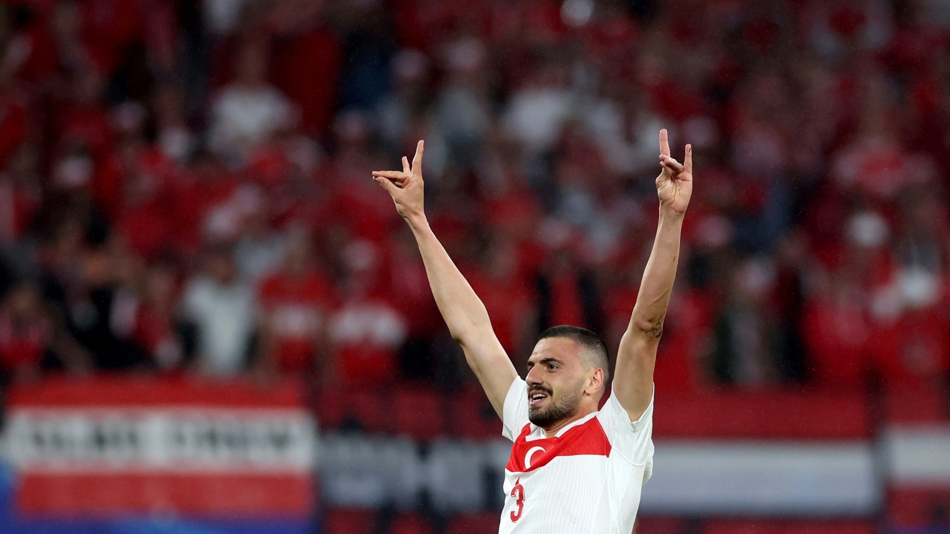 Ein Denkmal für den Wolfsgruß: Demiral bekommt Statue Ein Denkmal für den Wolfsgruß: Demiral bekommt Statue