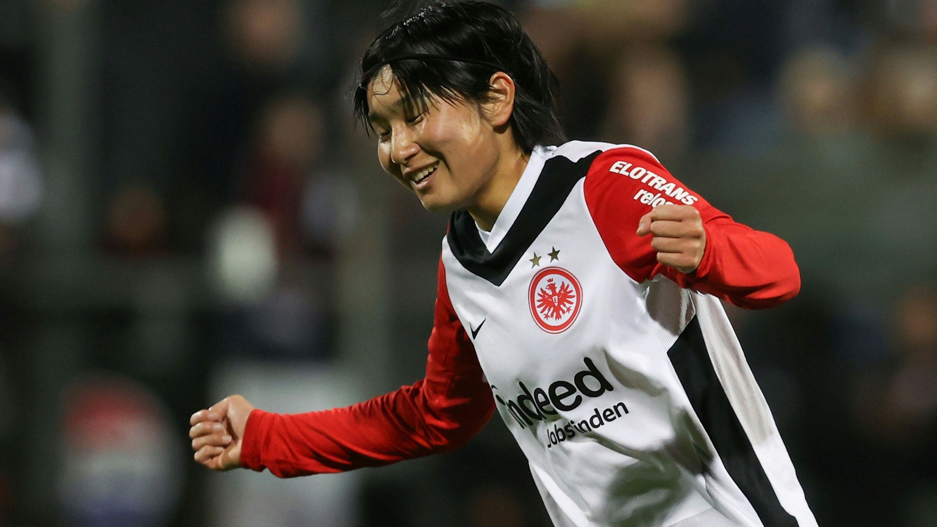 „Macht einfach Spaß“: Eintracht-Frauen grüßen von ganz oben "Macht einfach Spaß": Eintracht-Frauen grüßen von ganz oben