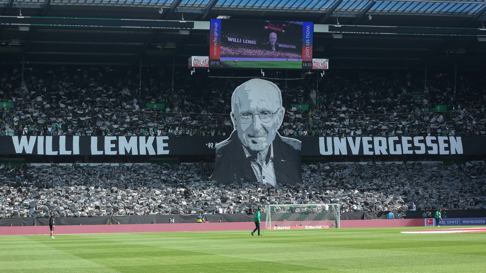 Spektakuläre Choreo: Weserstadion gedenkt Lemke Spektakuläre Choreo: Weserstadion gedenkt Lemke