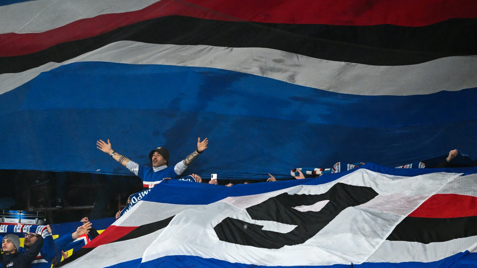 Krawalle beim Derby: Geisterspiele für FC Genua und Sampdoria Krawalle beim Derby: Geisterspiele für FC Genua und Sampdoria