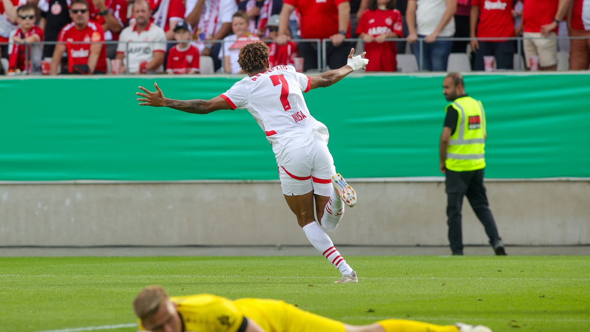 Jungstar Nusa: „Ich bin nicht der neue Neymar“ Jungstar Nusa: "Ich bin nicht der neue Neymar"