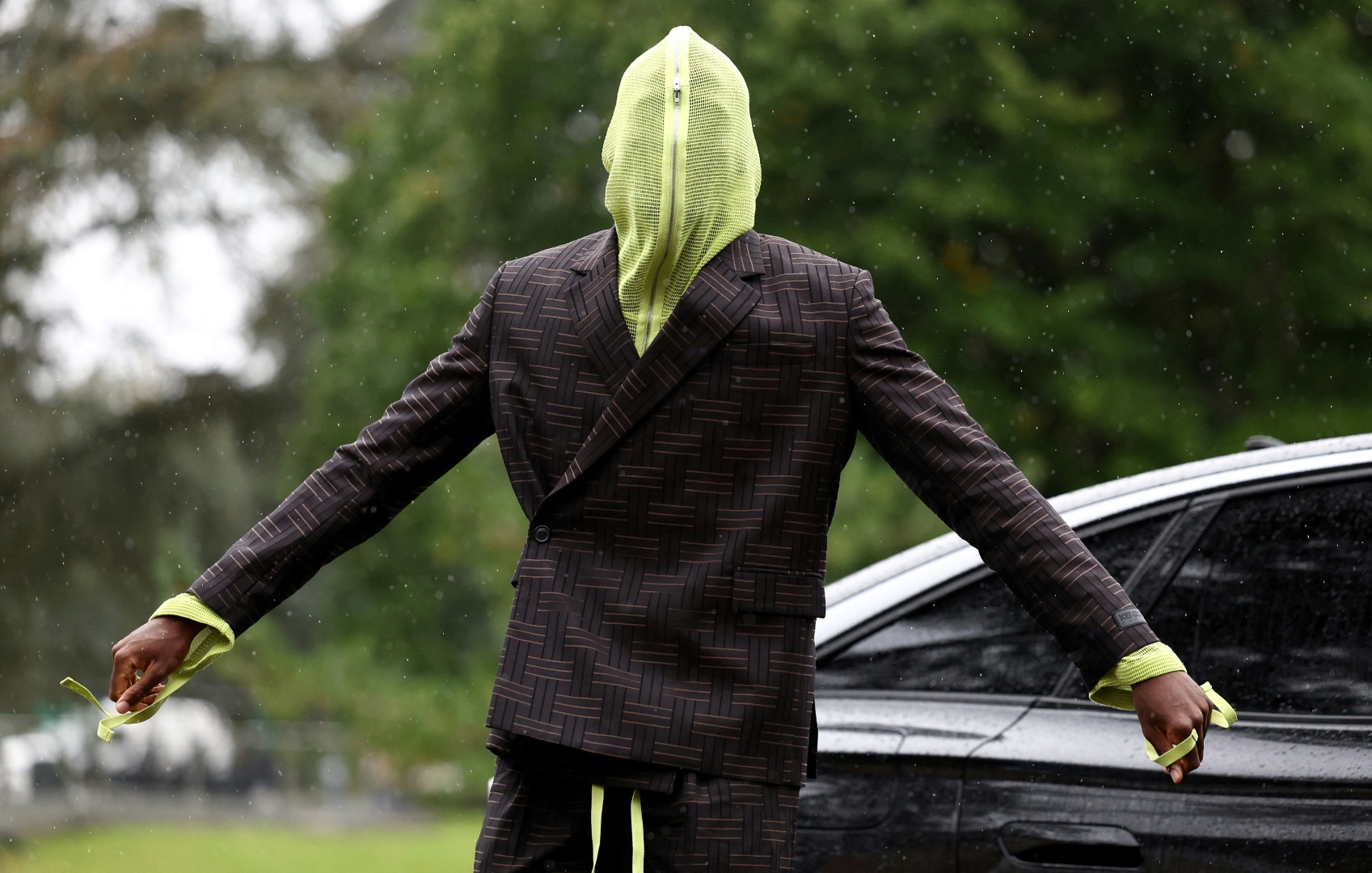 Kurioser Auftritt: Konate mit Maske zur Nationalmannschaft Kurioser Auftritt: Konate mit Maske zur Nationalmannschaft