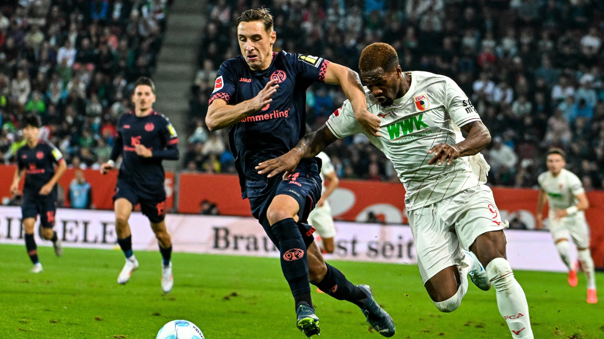 Trotz langer Unterzahl: Mainz siegt in Augsburg Trotz langer Unterzahl: Mainz siegt in Augsburg