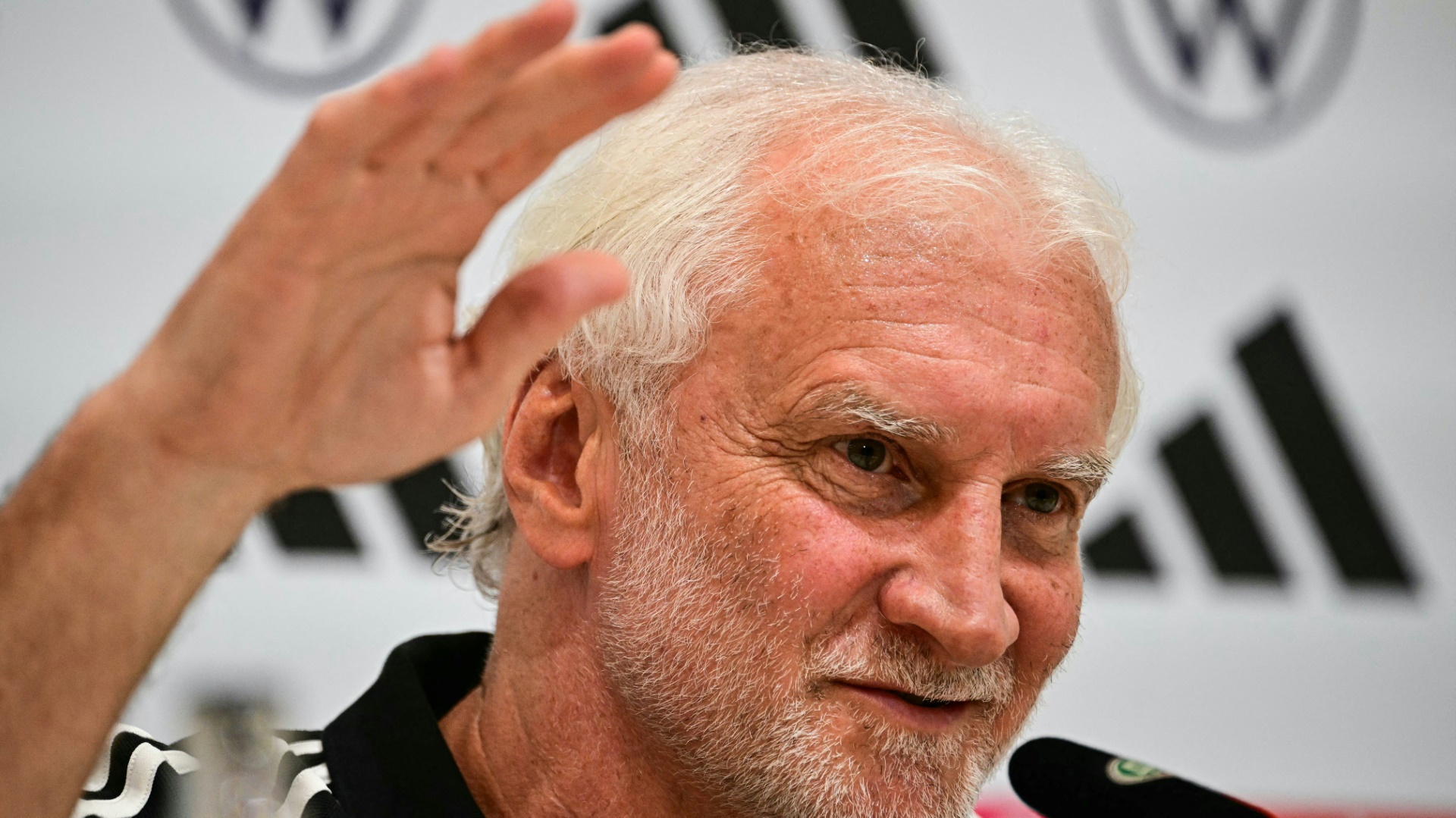 Völler schwört Fans auf erfolgreiche Zukunft ein Völler schwört Fans auf erfolgreiche Zukunft ein