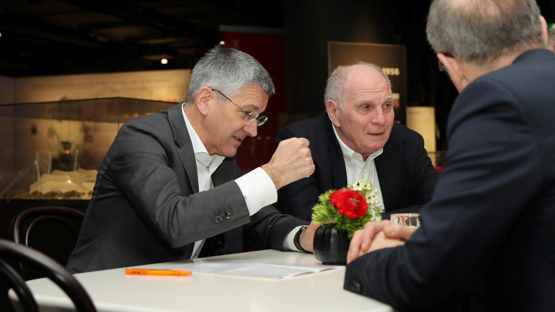 Hoeneß und Hainer: Unterschrift gegen Rassismus Hoeneß und Hainer: Unterschrift gegen Rassismus