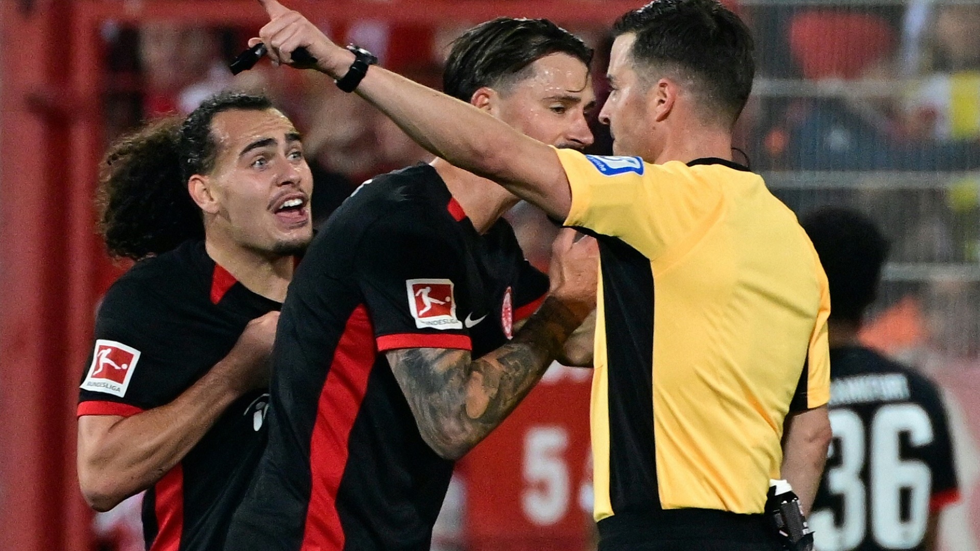Frankfurts Theate für zwei Pokalspiele gesperrt Frankfurts Theate für zwei Pokalspiele gesperrt