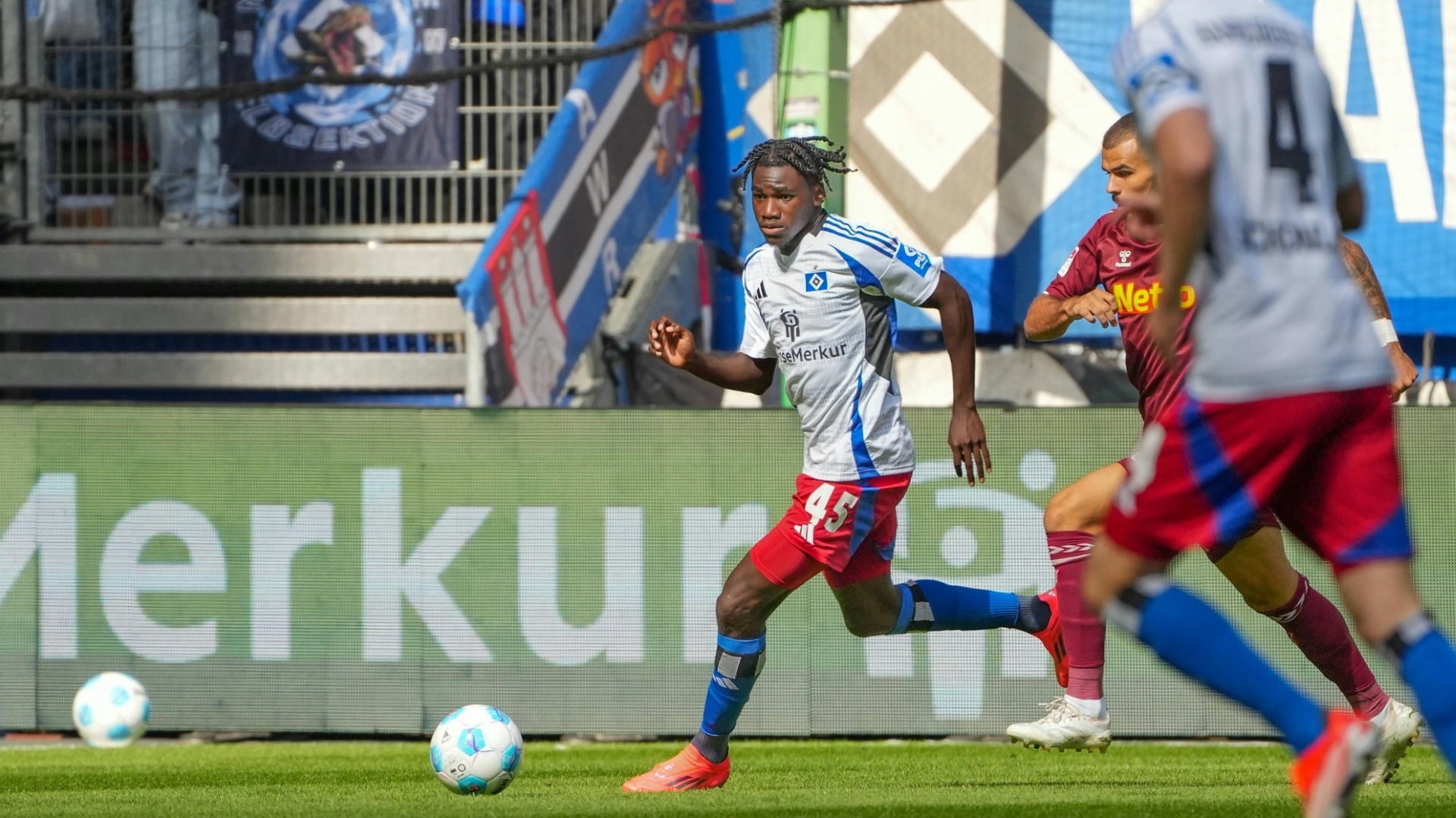 HSV schlägt Regensburg klar – Jungstar Balde spielt groß auf HSV schlägt Regensburg klar - Jungstar Balde spielt groß auf