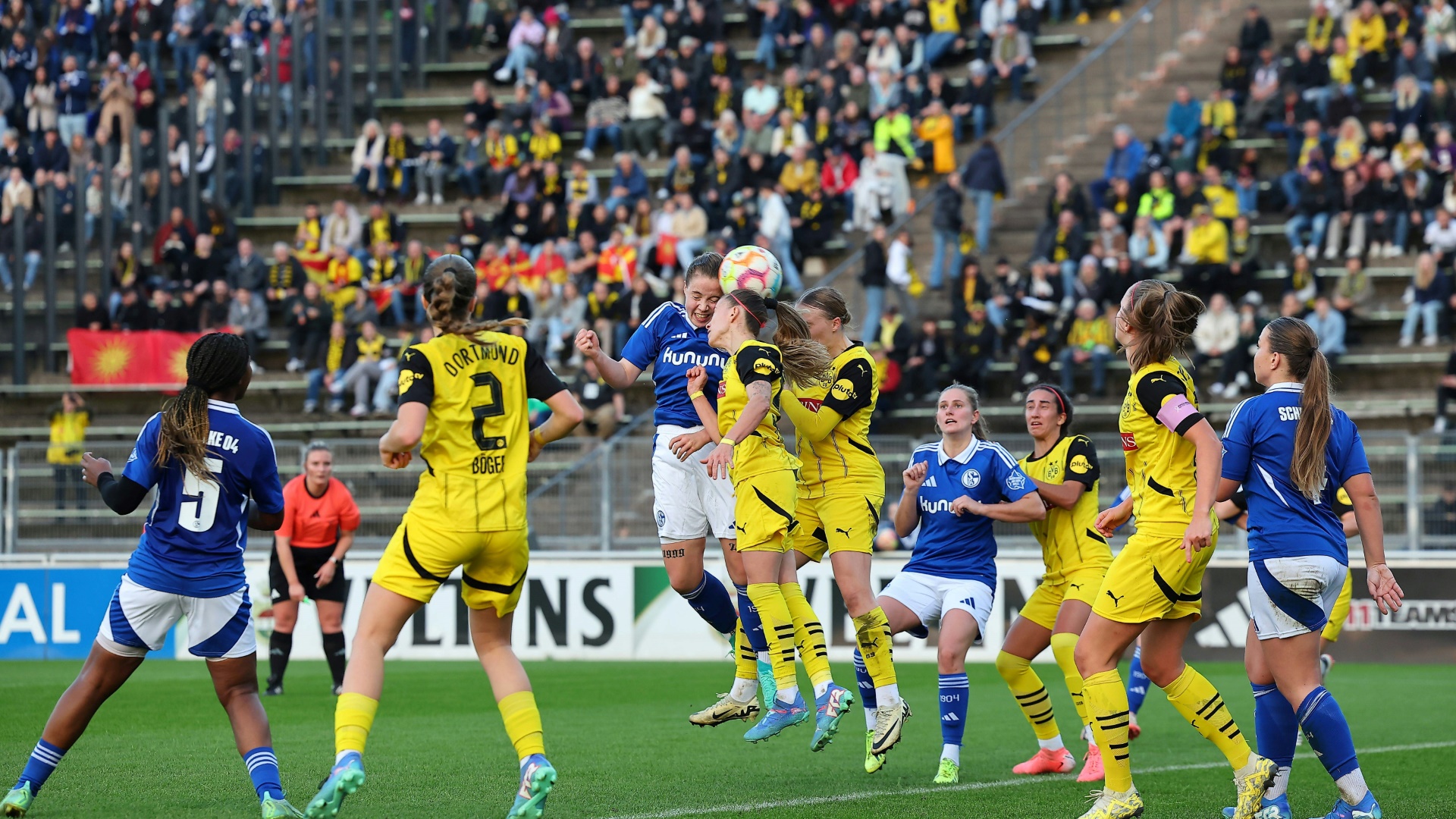 3000 Zuschauer: Nullnummer zwischen Schalke-Frauen und BVB 3000 Zuschauer: Nullnummer zwischen Schalke-Frauen und BVB