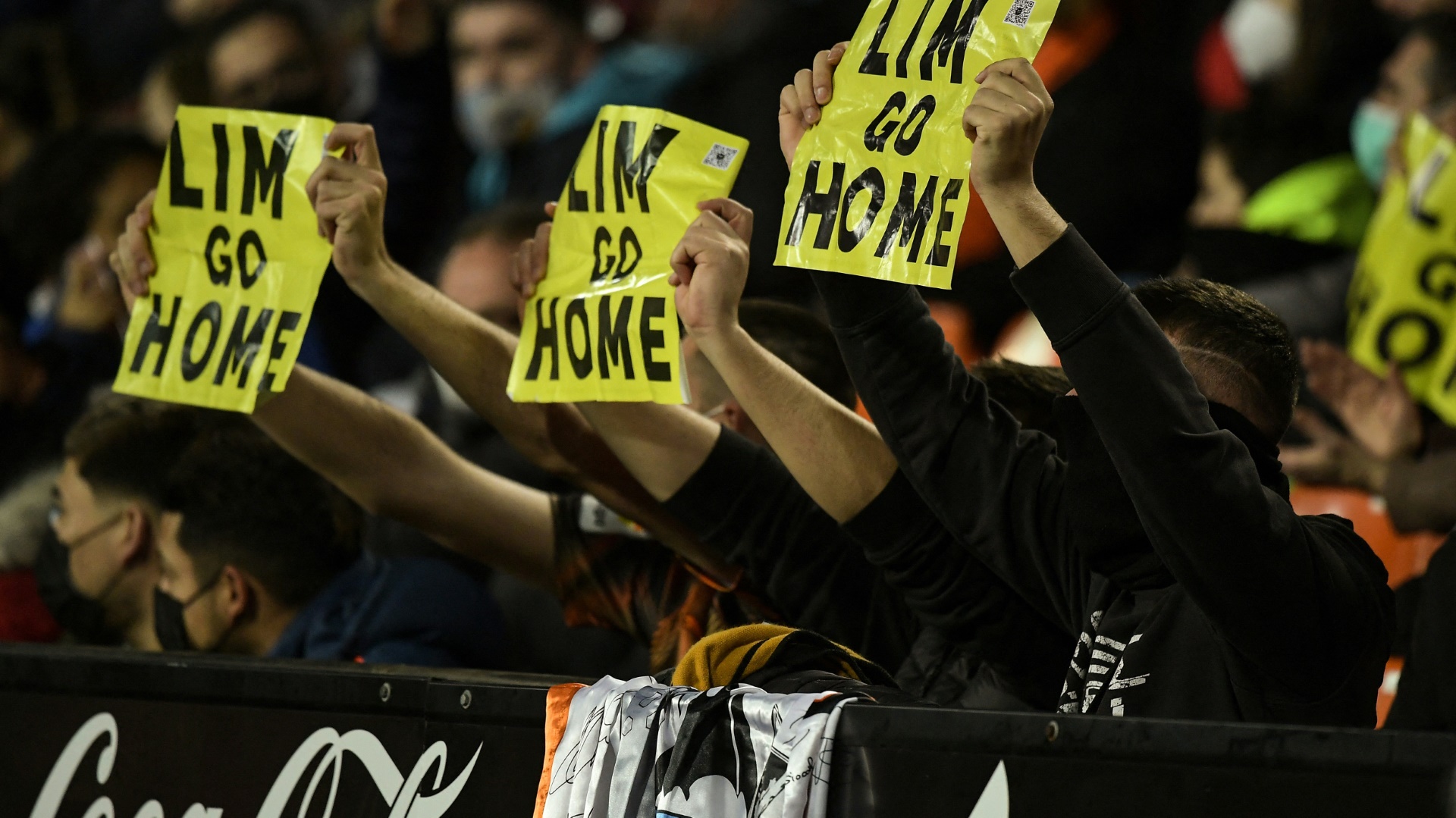 Proteste gegen Klubboss: Valencia-Fans in Singapur festgesetzt Proteste gegen Klubboss: Valencia-Fans in Singapur festgesetzt