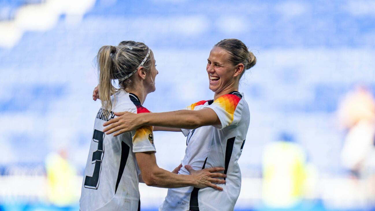 Bronze-Party der DFB-Frauen: „Cotton Eye Joe“ und Malle-Hits Bronze-Party der DFB-Frauen: "Cotton Eye Joe" und Malle-Hits