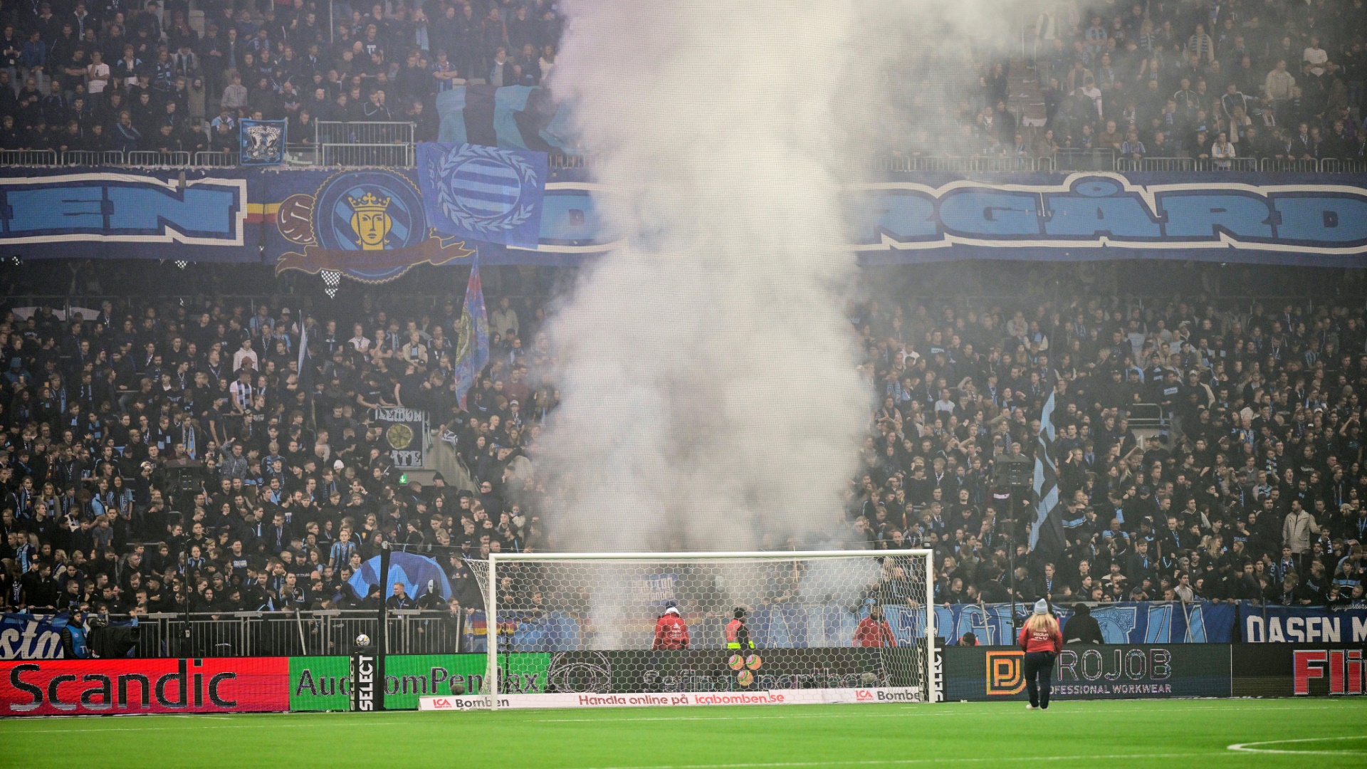 Schwedisches Hauptstadderby nach Böllerwürfen abgebrochen Schwedisches Hauptstadderby nach Böllerwürfen abgebrochen