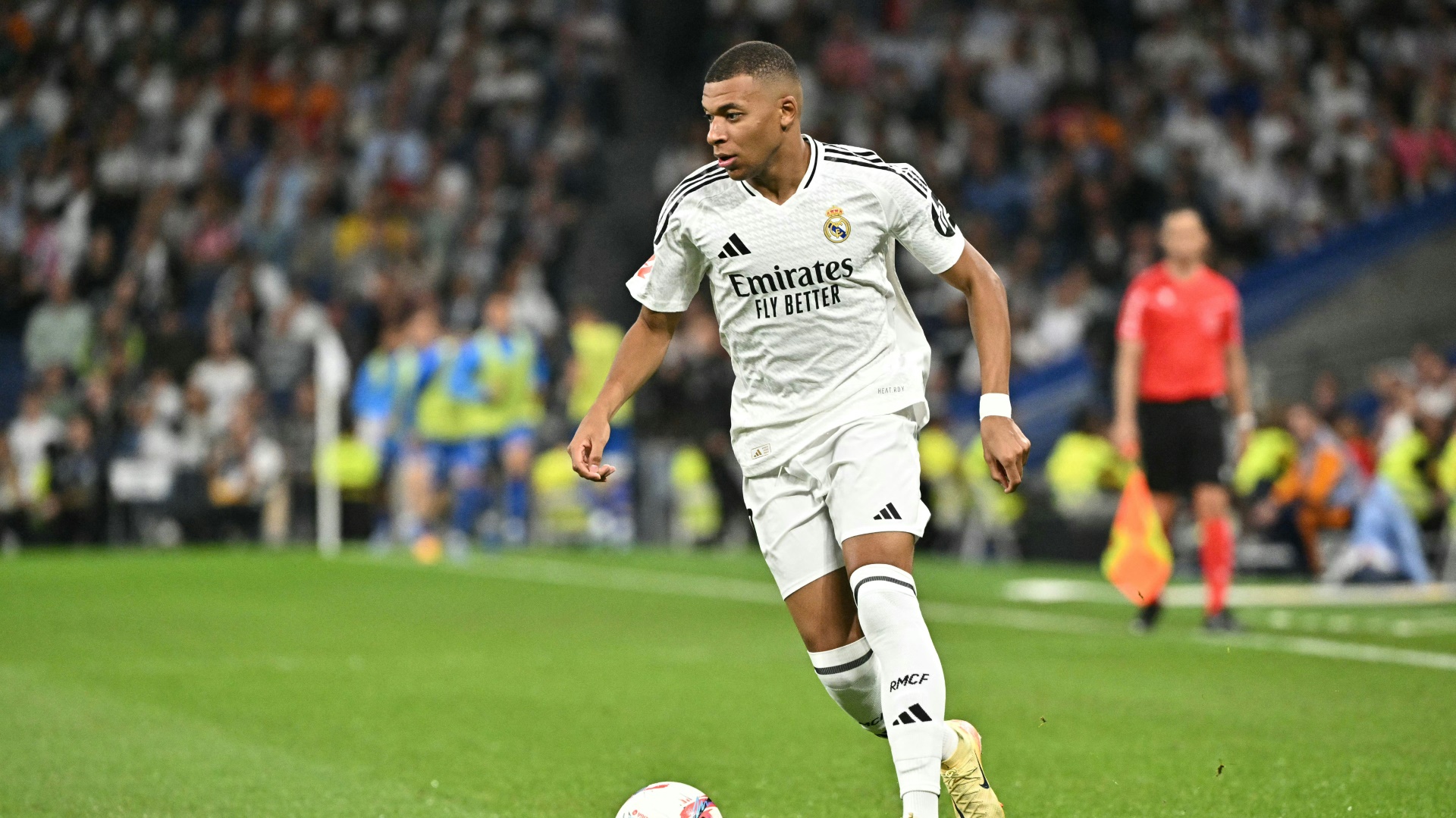 Medien: Mbappe steigt bei Fernsehgerätehersteller Loewe ein Medien: Mbappe steigt bei Fernsehgerätehersteller Loewe ein