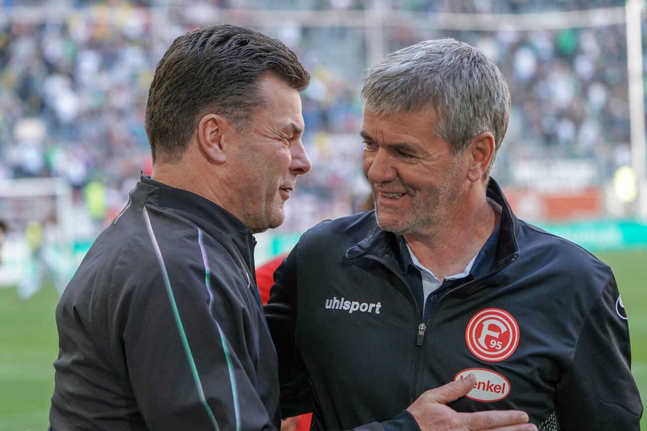 ger-1-fbl-fortuna-duesseldorf-39580099 GER, 1. FBL, Fortuna Duesseldorf vs. Borussia Moenchengladbach 30.03.2019, Merkur Spielarena, Duesseldorf , GER, 1. FBL, Fortuna Duesseldorf vs. Borussia Moenchengladbach, DFL regulations prohibit any use of photographs as image sequences and or quasi-video im Bild picture shows: Friedhelm Funkel Trainer Headcoach (Fortuna Duesseldorf), begruesst Dieter Hecking Trainer Headcoach (Gladbach), freundschaftlich *** GER 1 FBL Fortuna Duesseldorf vs Borussia Moenchengladbach 30 03 2019 Merkur Spielarena Duesseldorf GER 1 FBL Fortuna Duesseldorf vs Borussia Moenchengladbach DFL regulations prohibit any use of photographs as image sequences and or quasi video in picture picture shows Friedhelm Funkel Trainer Headcoach Fortuna Duesseldorf greets Dieter Hecking Trainer Headcoach Gladbach friendly nordphotox xMeuter nph00351