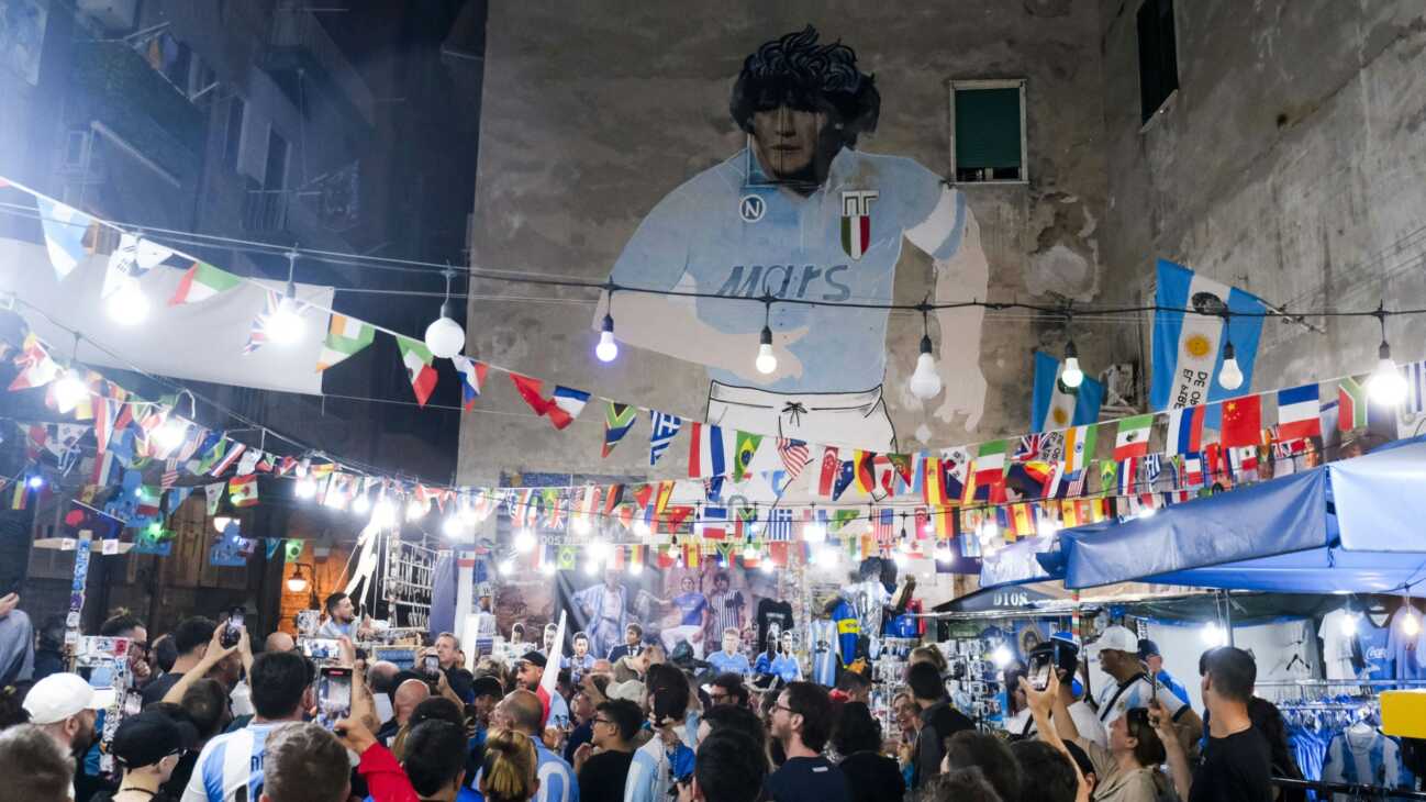 Nur im Kolosseum mehr Besucher: Maradona-Bild zieht Massen an Nur im Kolosseum mehr Besucher: Maradona-Bild zieht Massen an
