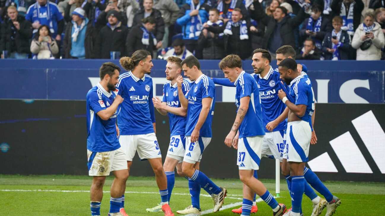 Sturm-Duo erlöst Schalke: Van Wonderen feiert Premierensieg Sturm-Duo erlöst Schalke: Van Wonderen feiert Premierensieg