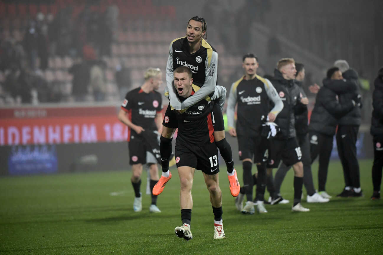 01122024-xemx-fussball-1bundesliga-1fc-1054519461 01.12.2024, xemx, Fussball 1.Bundesliga, 1.FC Heidenheim - Eintracht Frankfurt emspor, v.l. Jubel, Freude über den Sieg bei Rasmus Kristensen (Eintracht Frankfurt) Hugo Ekitike (Eintracht Frankfurt) (DFL DFB REGULATIONS PROHIBIT ANY USE OF PHOTOGRAPHS as IMAGE SEQUENCES and or QUASI-VIDEO) Heidenheim *** 01 12 2024, xemx, Fussball 1 Bundesliga, 1 FC Heidenheim Eintracht Frankfurt emspor, v l jubilation, joy over the victory at Rasmus Kristensen Eintracht Frankfurt Hugo Ekitike Eintracht Frankfurt DFL DFB REGULATIONS PROHIBIT ANY USE OF PHOTOGRAPHS as IMAGE SEQUENCES and or QUASI VIDEO Heidenheim