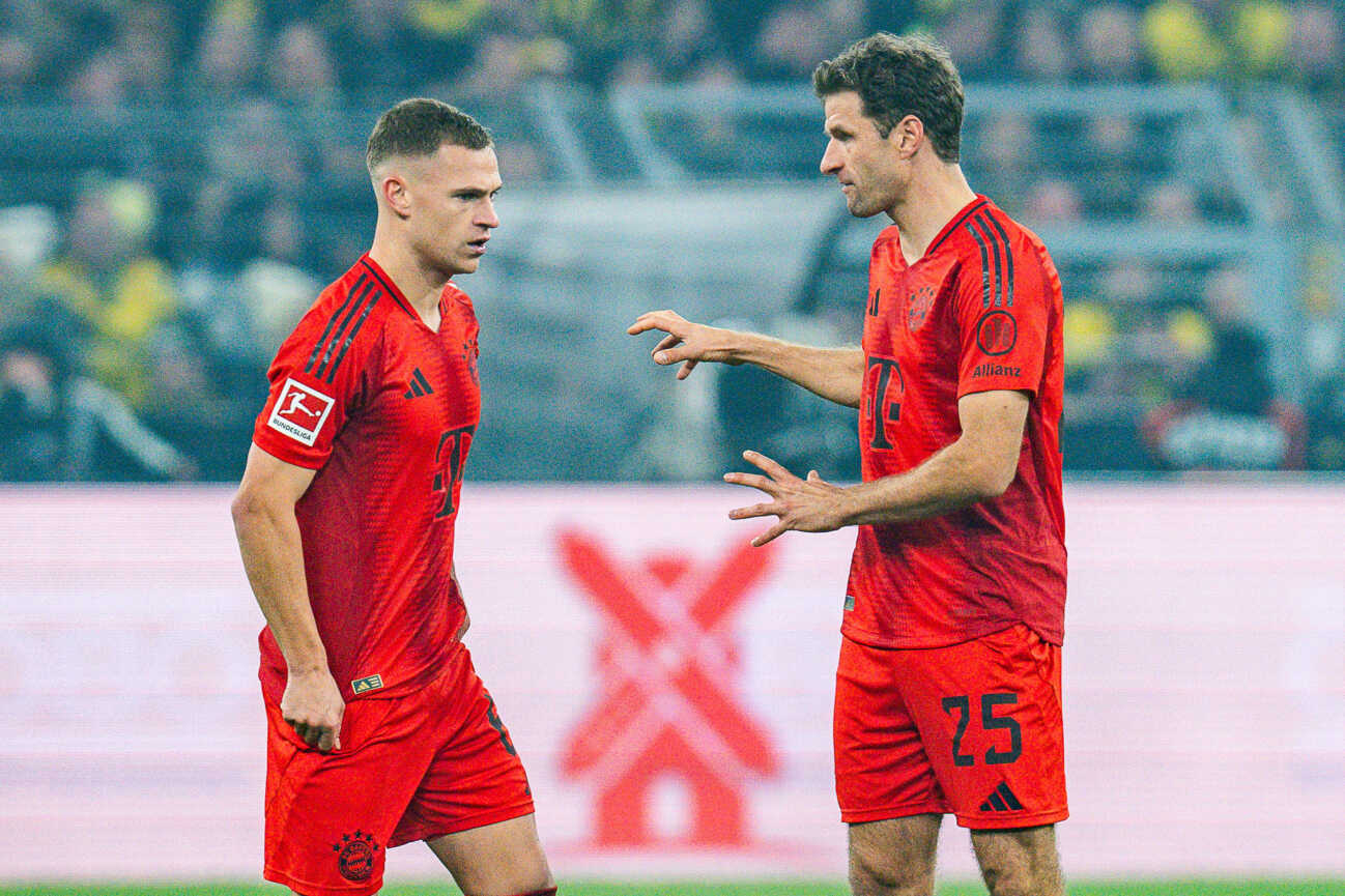 30112024-borussia-dortmund-vs-fc-1054460798 30.11.2024, Borussia Dortmund vs. FC Bayern München, 1. Bundesliga, 12. Spieltag Joshua Kimmich (FC Bayern Muenchen, 6) und Thomas Mueller (FC Bayern Muenchen, 25) diskutieren Diskussionen Wichtiger Hinweis: Gemaess den Vorgaben der DFL Deutsche Fussball Liga bzw. des DFB Deutscher Fussball-Bund ist es untersagt, in dem Stadion und oder vom Spiel angefertigte Fotoaufnahmen in Form von Sequenzbildern und oder videoaehnlichen Fotostrecken zu verwerten *** 30 11 2024, Borussia Dortmund vs FC Bayern Munich, 1 Bundesliga, Matchday 12 Joshua Kimmich FC Bayern Muenchen, 6 and Thomas Mueller FC Bayern Muenchen, 25 discuss Discussions Important note According to the regulations of the DFL German Football League and the DFB German Football Association, it is prohibited to use photographs taken in the stadium and or of the match in the form of sequential images and or video-like photo series Copyright: xBahhoxKarax