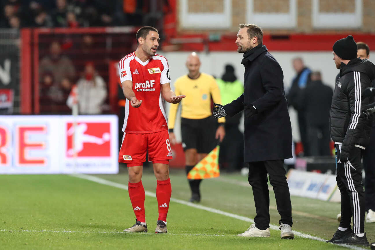 30112024-xtgx-fussball-1-bundesliga-1054493004 30.11.2024, xtgx, Fussball 1. Bundesliga, 1. FC Union Berlin - Bayer 04 Leverkusen emspor, v.l. Rani Khedira (Union Berlin, 8), Bo Svensson (Union Berlin, Trainer) gibt Anweisungen, gestikuliert mit den Armen, gesticulate, gives instructions (DFL DFB REGULATIONS PROHIBIT ANY USE OF PHOTOGRAPHS as IMAGE SEQUENCES and or QUASI-VIDEO) Berlin *** 30 11 2024, xtgx, Fußball 1 Bundesliga, 1 FC Union Berlin Bayer 04 Leverkusen emspor, v l Rani Khedira Union Berlin, 8 , Bo Svensson Union Berlin, Trainer gibt Anweisungen, gestikuliert mit den Armen, gesticulate, gives instructions DFL DFB REGULATIONS PROHIBIT ANY USE OF PHOTOGRAPHS as IMAGE SEQUENCES and or QUASI VIDEO Berlin