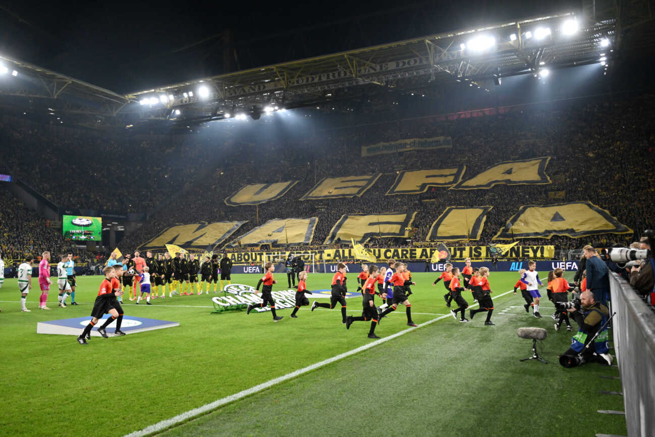 fanprotest-der-bvb-fans-auf-1051332880 Fanprotest der BVB Fans auf der Südtribüne gegen die UEFA 01.10.2024, Fussball UEFA Champions League 2024 25, 2. Spieltag Borussia Dortmund - Celtic Glasgow 7:1 Dortmund Signal Iduna Park Nordrhein Westfalen Deutschland *** Fan protest by BVB fans in the South Stand against UEFA 01 10 2024, Football UEFA Champions League 2024 25, 2 Matchday Borussia Dortmund Celtic Glasgow 7 1 Dortmund Signal Iduna Park North Rhine-Westphalia Germany Team2