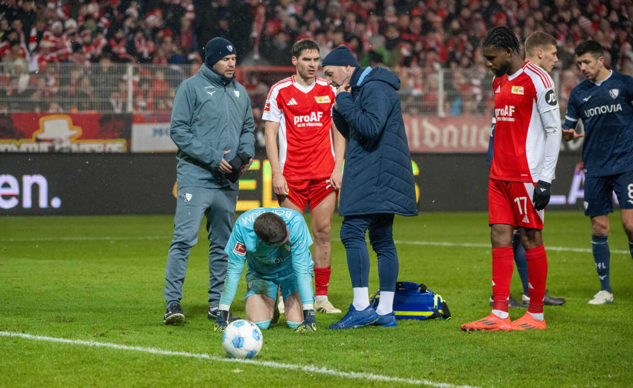 fussball-herren-saison-2024-2025-1055325436 Fussball, Herren, Saison 2024 2025, 1. Bundesliga (14. Spieltag), 1. FC Union Berlin - VfL Bochum, Torwart Patrick Drewes (Bochum) muss nach Feuerzeug-Wurf behandelt werden, in der Mitte Robert Skov (1. FC Union Berlin), rechts Jordan Siebatcheu (1. FC Union Berlin), 14.12.2024, *** Soccer, Men, Season 2024 2025, 1 Bundesliga 14 Matchday , 1 FC Union Berlin VfL Bochum, Goalkeeper Patrick Drewes Bochum has to be treated after throwing a lighter, in the middle Robert Skov 1 FC Union Berlin , right Jordan Siebatcheu 1 FC Union Berlin , 14 12 2024, Copyright: xMatthiasxKochx