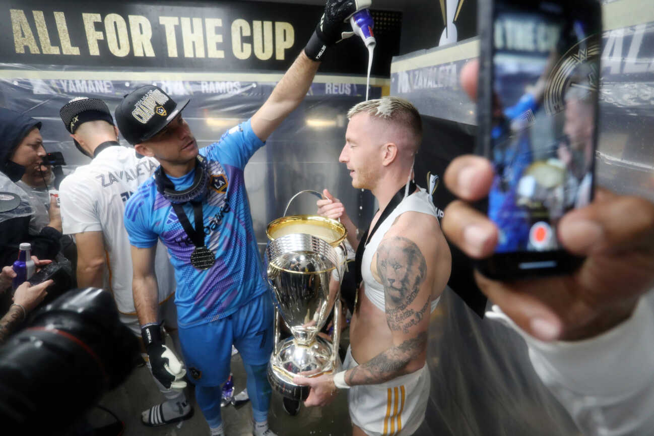 mls-fussball-herren-usa-mls-1054909972 MLS, Fussball Herren, USA MLS Cup-New York Red Bulls at LA Galaxy Dec 7, 2024; Carson, California, USA; LA Galaxy goalkeeper John McCarthy (77), midfielder Riqui Puig (10), and midfielder Marco Reus (18) celebrate after winning in the 2024 MLS Cup at Dignity Health Sports Park. Carson Dignity Health Sports Park California USA, EDITORIAL USE ONLY PUBLICATIONxINxGERxSUIxAUTxONLY Copyright: xKiyoshixMiox 20241207_lbm_ma1_352