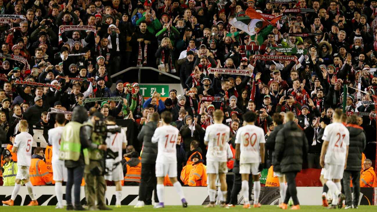 Augsburgs Schlotterbeck träumt vom Europapokal in Anfield Augsburgs Schlotterbeck träumt vom Europapokal in Anfield