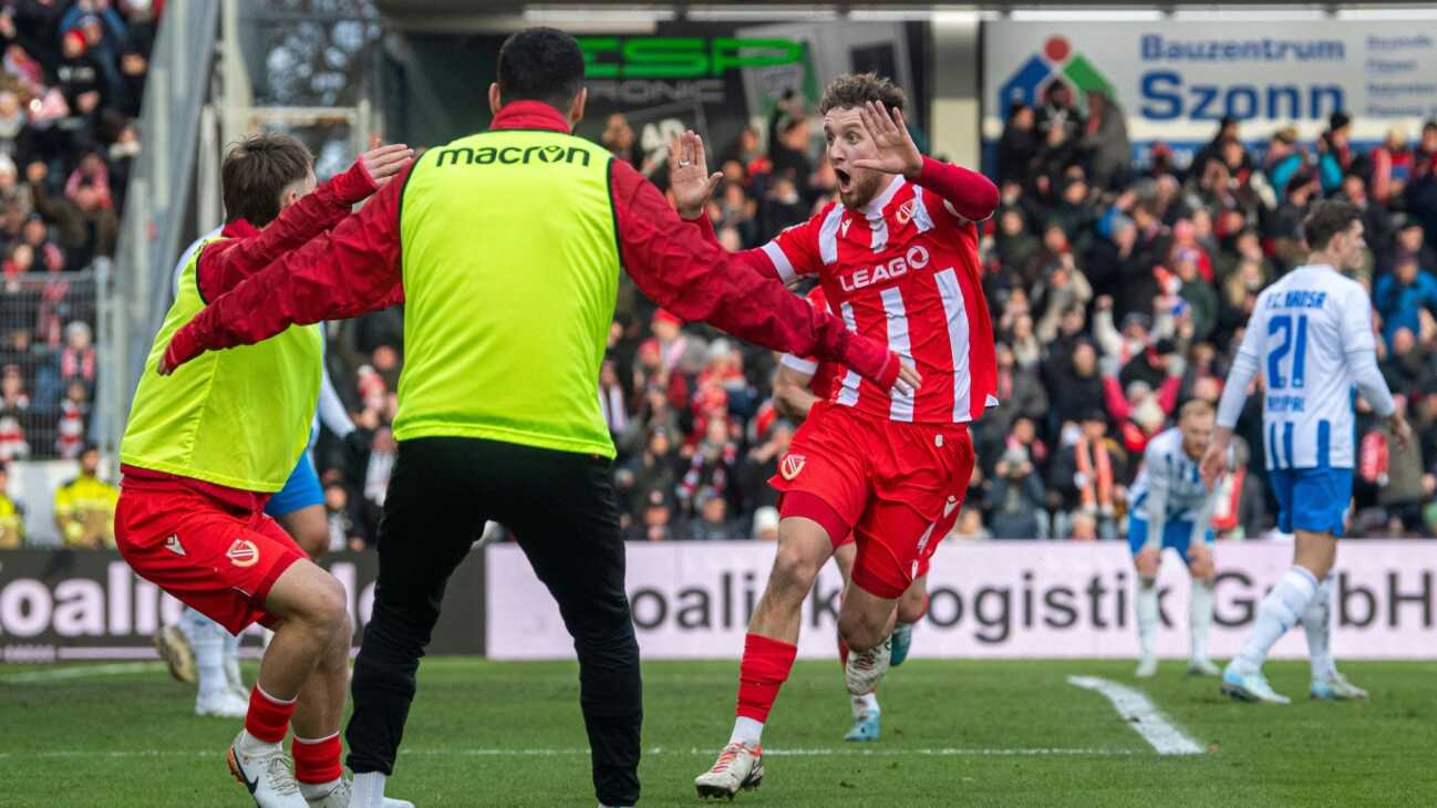 Sieg im Ostderby: Cottbus wieder Tabellenführer der 3. Liga Sieg im Ostderby: Cottbus wieder Tabellenführer der 3. Liga