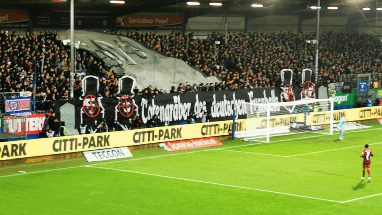 DFB prüft Kieler Schmähplakate gegen Klopp und Co. DFB prüft Kieler Schmähplakate gegen Klopp und Co.