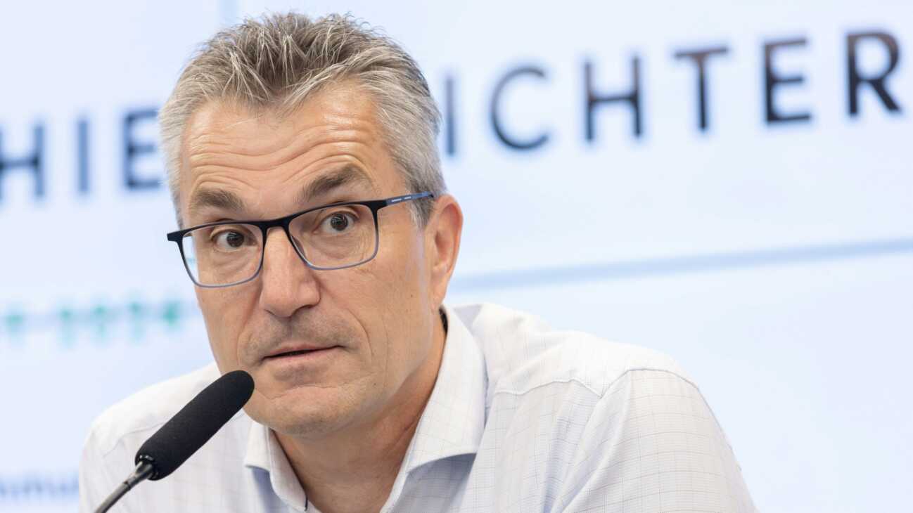 Schiri-Chef zieht Fazit: VAR verbessert und "nur kleine Dellen" Schiri-Chef zieht Fazit: VAR verbessert und "nur kleine Dellen"