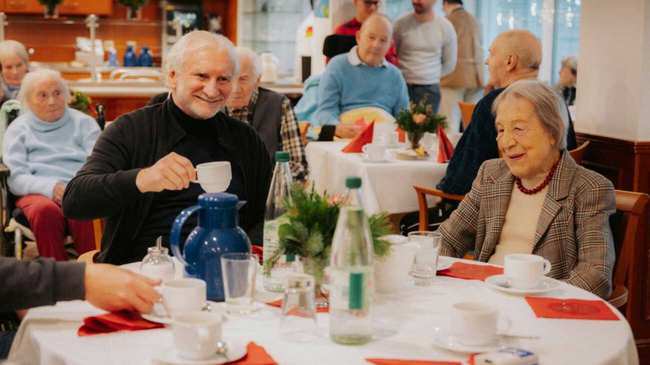 Weihnachtsüberraschung: Völler besucht Seniorenheim Weihnachtsüberraschung: Völler besucht Seniorenheim