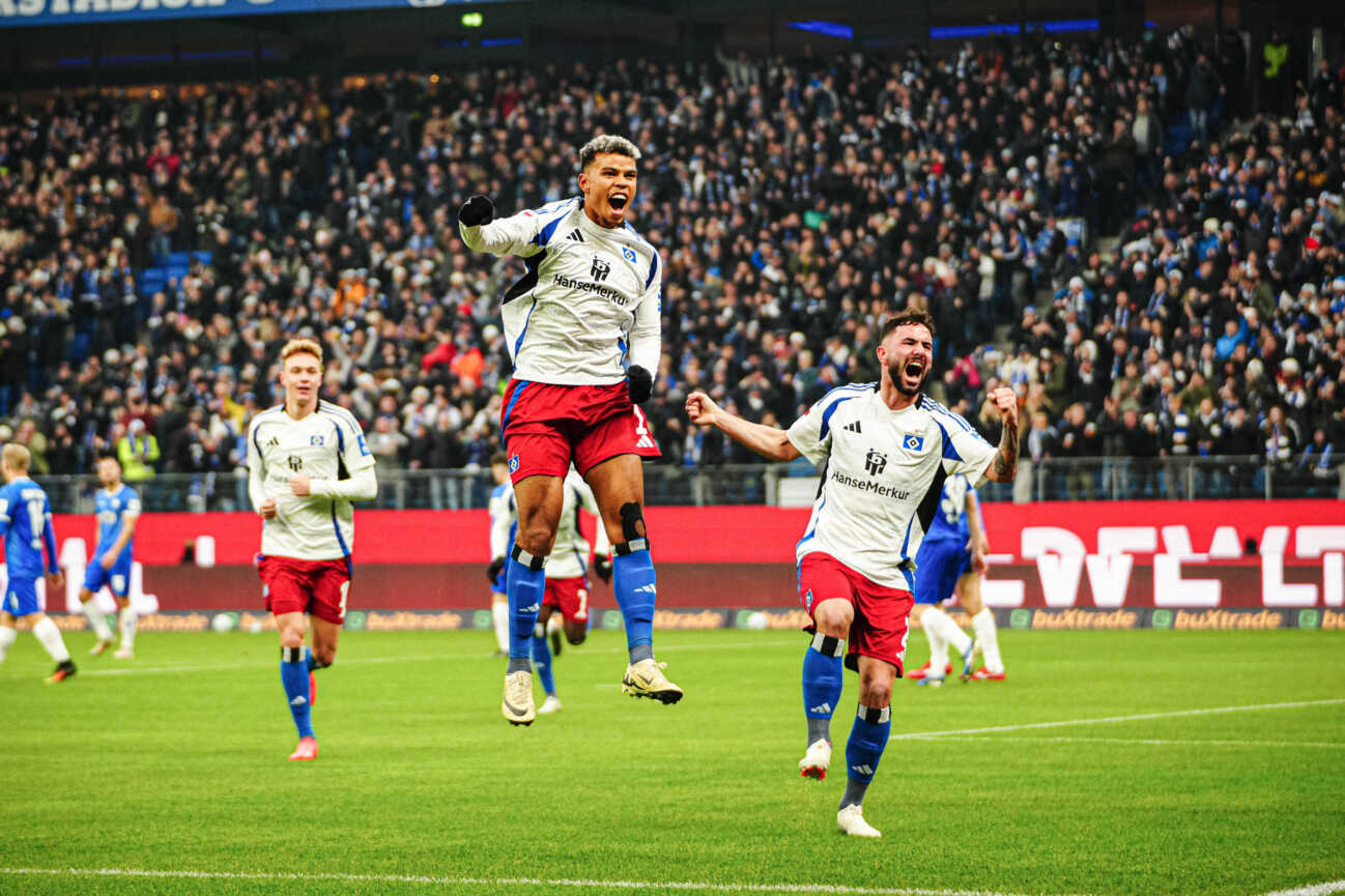 Torjubel Hamburger SV nach Tor zum 1:0 Ransford-Yeboah Koenigsdoerffer (Hamburger SV, 11) GER, Hamburger SV vs. SV Darmstadt 98, Fussball, 2. Bundesliga, Spieltag 15, Saison 2024 2025, 08.12.2024 DFL REGULATIONS PROHIBIT ANY USE OF PHOTOGRAPHS AS IMAGE SEQUENCES AND OR QUASI-VIDEO GER, Hamburger SV vs. SV Darmstadt 98, Fussball, 2. Bundesliga, Spieltag 15, Saison 2024 2025, 08.12.2024 Hamburg *** Goal celebration Hamburger SV after scoring 1 0 Ransford Yeboah Koenigsdoerffer Hamburger SV, 11 GER, Hamburger SV vs SV Darmstadt 98, Football, 2 Bundesliga, Matchday 15, Season 2024 2025, 08 12 2024 DFL REGULATIONS PROHIBIT ANY USE OF PHOTOGRAPHS AS IMAGE SEQUENCES AND OR QUASI VIDEO GER, Hamburger SV vs SV Darmstadt 98, Football, 2 Bundesliga, Matchday 15, Season 2024 2025, 08 12 2024 Hamburg Copyright: xEibner-Pressefoto MarcelxvonxFehrnx EP_MFN