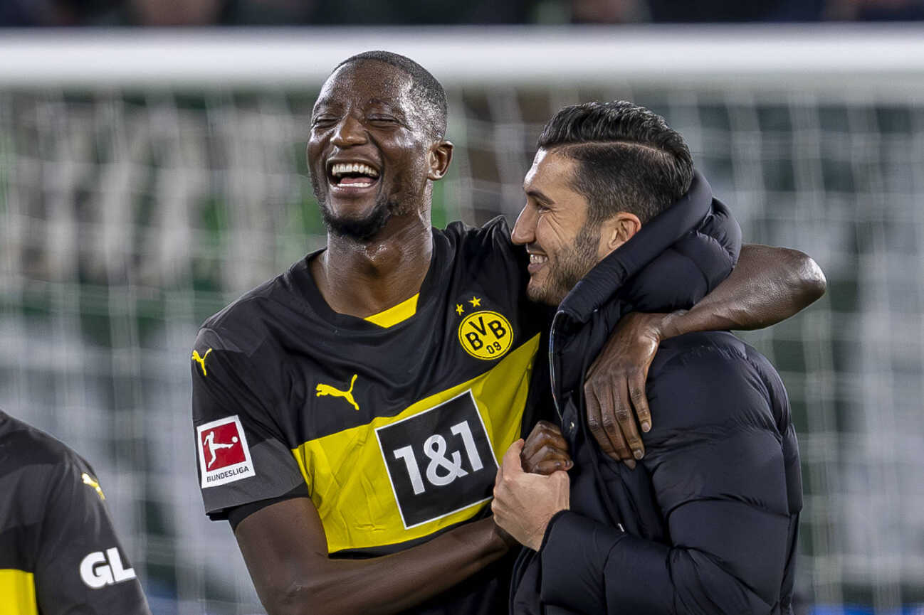 22122024-fuball-vfl-wolfsburg-1056409442 22.12.2024: Fußball: VfL Wolfsburg - Borussia Dortmund, 15. Spieltag in der Volkswagen Arena Dortmunds Serhou Guirassy (l) spricht mit Dortmunds Trainer Nuri Sahin. WICHTIGER HINWEIS: Gemäß den Vorgaben der DFL und des DFB ist es untersagt, in dem Stadion und oder vom Spiel angefertigte Fotoaufnahmen in Form von Sequenzbildern und oder videoähnlichen Fotostrecken zu verwerten bzw. verwerten zu lassen. *** 22 12 2024 Football VfL Wolfsburg Borussia Dortmund, Matchday 15 at the Volkswagen Arena Dortmunds Serhou Guirassy l talks to Dortmund coach Nuri Sahin IMPORTANT NOTE In accordance with the regulations of the DFL and the DFB, it is prohibited to use or have used photographs taken in the stadium and or of the match in the form of sequential images and or video-like photo series Copyright: xKirchner DavidxInderliedx