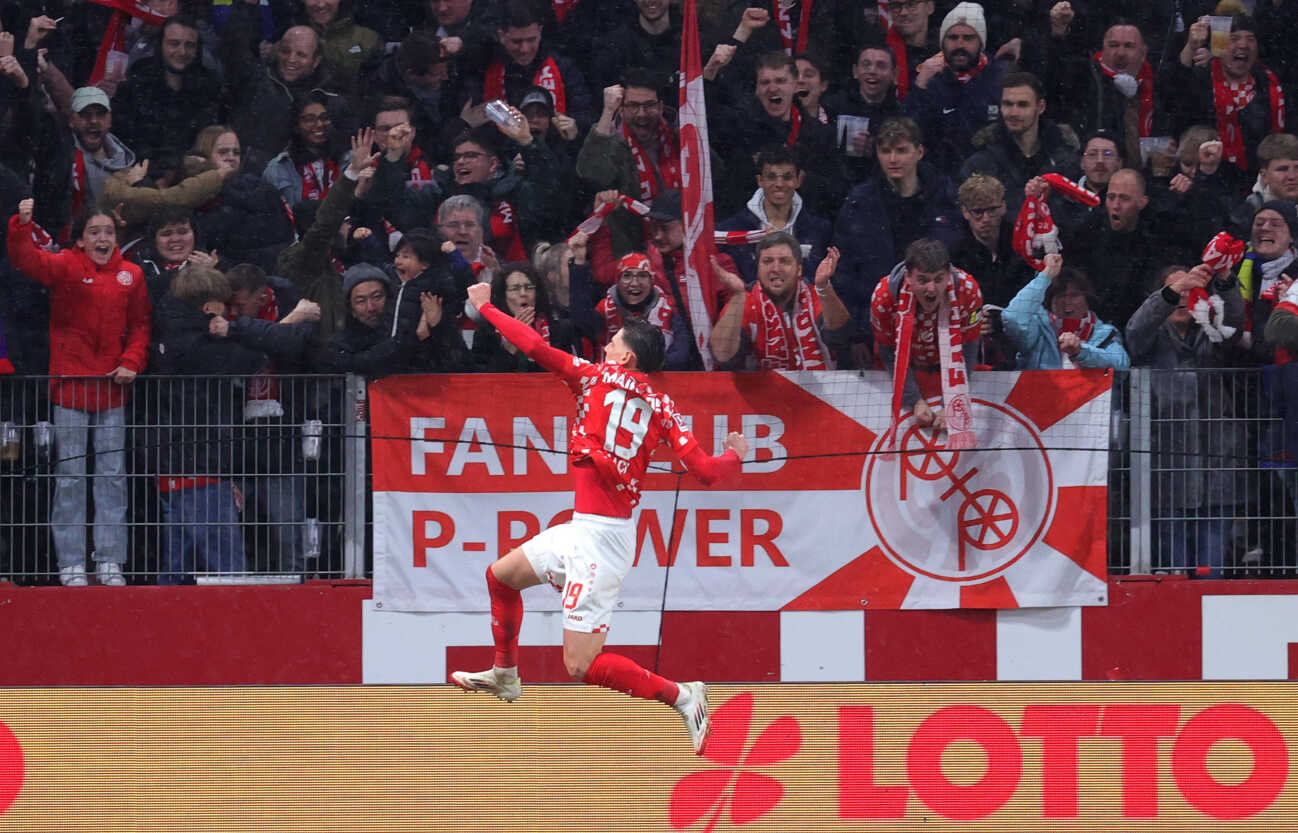 25012025-deutschland-mainz-fuball-bundesliga-1058135820 25.01.2025, Deutschland, Mainz, Fußball Bundesliga, Saison 2024 2025, 1. FSV Mainz 05 vs. VfB Stuttgart, Jubel nach dem 2:0 Tor, Torschütze Anthony Caci (Mainz) *** 25 01 2025, Germany, Mainz, Soccer Bundesliga, Season 2024 2025, 1 FSV Mainz 05 vs VfB Stuttgart, Cheering after the 2 0 goal, Scorer Anthony Caci Mainz