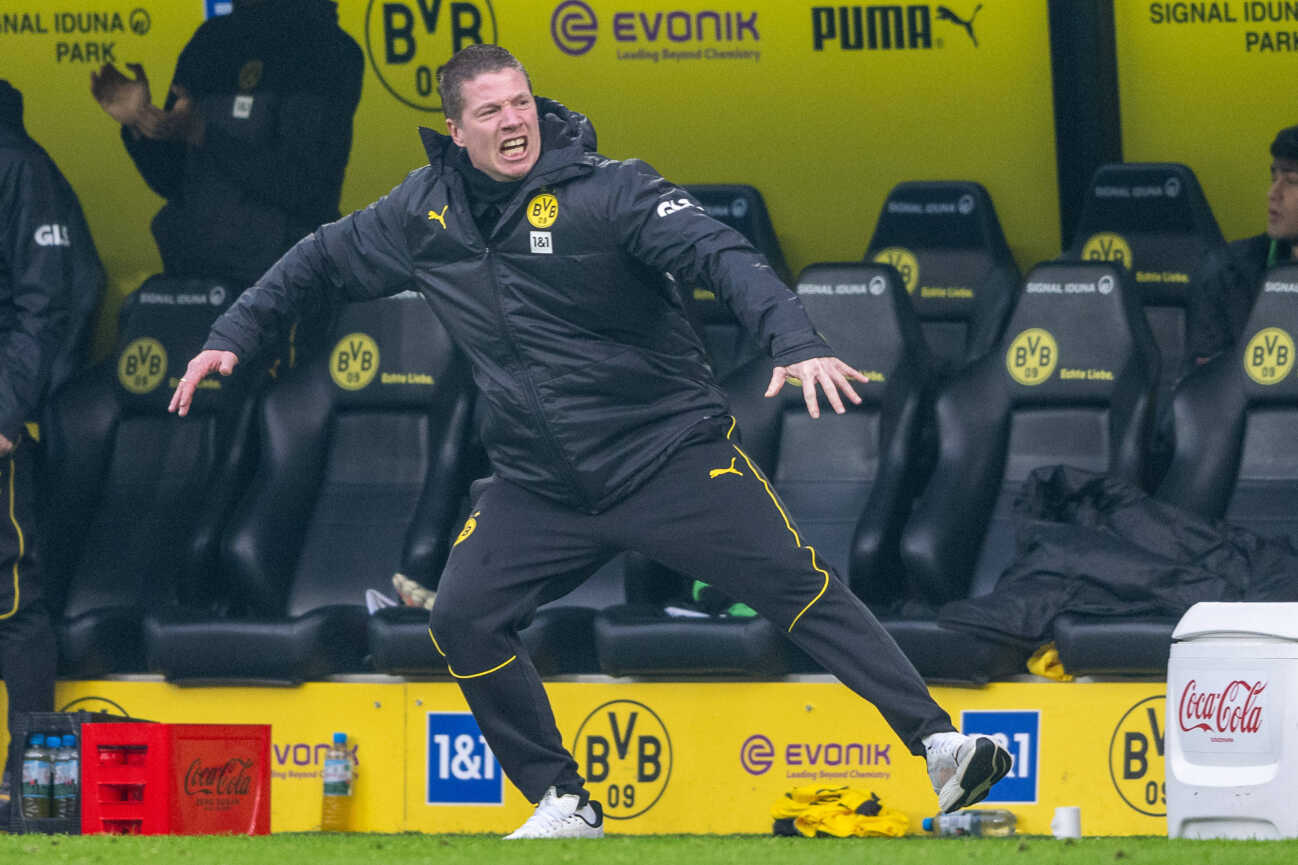 25012025-fussball-1-bundesliga-saison-1058125712 25.01.2025, Fussball: 1. Bundesliga, Saison 2024 2025, 19. Spieltag, Borussia Dortmund - SV Werder Bremen im Signal Iduna Park in Dortmund. Mike Tullberg (Borussia Dortmund, Interimstrainer) bejubelt das Tor zum 1:0. Wichtiger Hinweis: Gemaess den Vorgaben der DFL Deutsche Fussball Liga bzw. des DFB Deutscher Fussball-Bund ist es untersagt, in dem Stadion und oder vom Spiel angefertigte Fotoaufnahmen in Form von Sequenzbildern und oder videoaehnlichen Fotostrecken zu verwerten bzw. verwerten zu lassen. Foto: Kirchner-Media Guido Kirchner *** 25 01 2025, Soccer 1 Bundesliga, Season 2024 2025, Matchday 19, Borussia Dortmund SV Werder Bremen at Signal Iduna Park in Dortmund Mike Tullberg Borussia Dortmund, interim coach cheers the goal to 1 0 Important note According to the regulations of the DFL German Football League and the DFB German Football Association, it is prohibited to to utilize or have utilized photographs taken in the stadium and or of the match in the form of sequential images and or video-like photo series Foto Kirchner Media Guido Kirchner Copyright: xKirchner-Media GuidoxKirchnerx