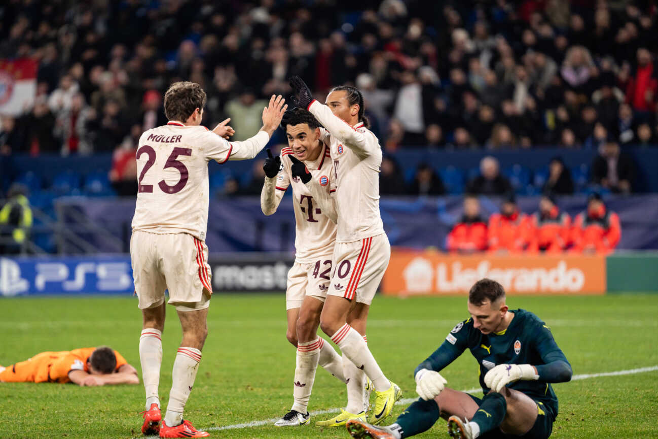 ger-champions-league-fc-shakhtar-1055044792 GER, Champions League, FC Shakhtar Donetsk vs FC Bayern München Muenchen 10.12.2024, Veltins Arena, Gelsenkirchen, GER, Champions League, FC Shakhtar Donetsk vs FC Bayern München Muenchen Im Bild: Torjubel Jubel ueber das Tor zum 1:2 durch Thomas Müller Mueller (FC Bayern München Muenchen, 25) Jamal Musiala (FC Bayern München Muenchen, 42) Leroy Sanà Sane (FC Bayern München Muenchen, 10) *** GER, Champions League, FC Shakhtar Donetsk vs FC Bayern München Muenchen 10 12 2024, Veltins Arena, Gelsenkirchen, GER, Champions League, FC Shakhtar Donetsk vs FC Bayern München Muenchen In the picture Goal celebrations Cheering the goal to 1 2 by Thomas Müller Mueller FC Bayern München Muenchen, 25 Jamal Musiala FC Bayern München Muenchen, 42 Leroy Sanà Sane FC Bayern München Muenchen, 10 nordphotoxGmbHxx xChristianxSchulze nph000300