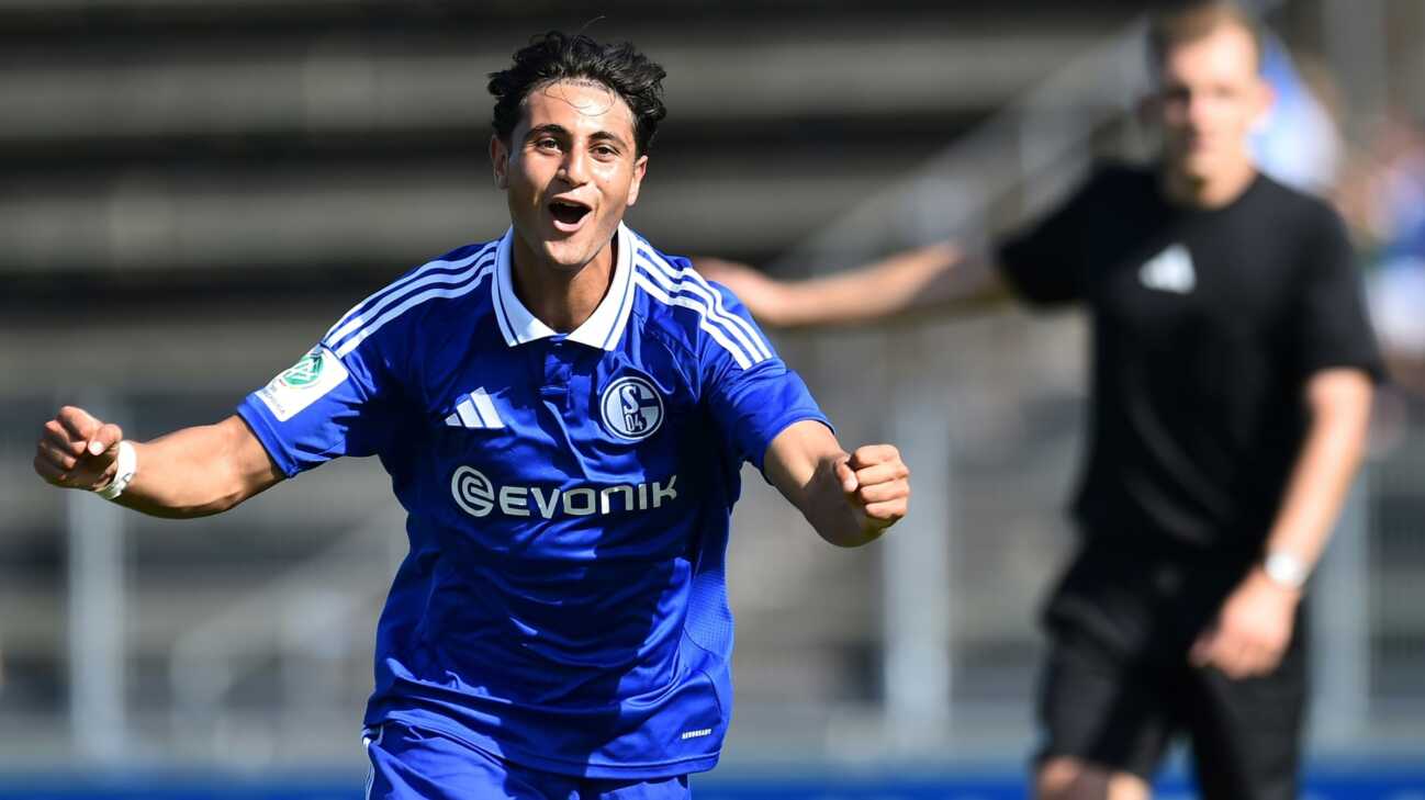 Schalke bindet Offensivtalent Gulasi bis 2028 Schalke bindet Offensivtalent Gulasi bis 2028