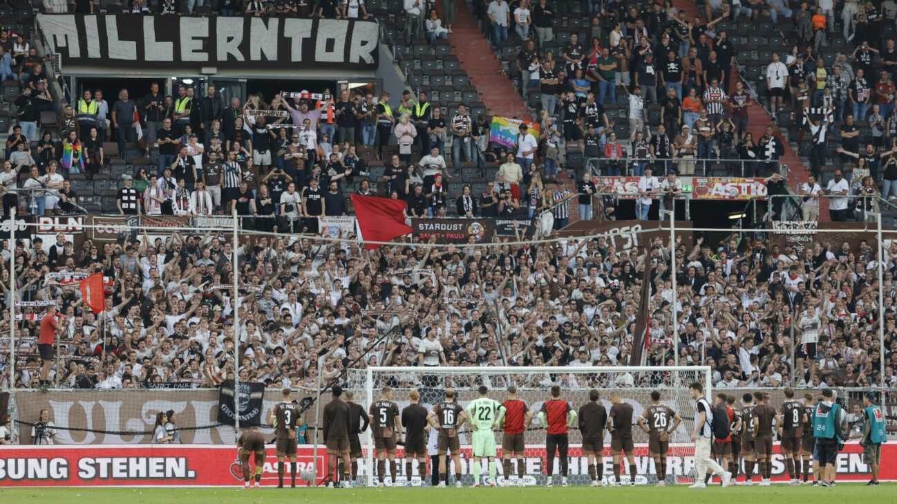 Medien: St.-Pauli-Fans sorgen für Polizeieinsatz an AfD-Stand Medien: St.-Pauli-Fans sorgen für Polizeieinsatz an AfD-Stand