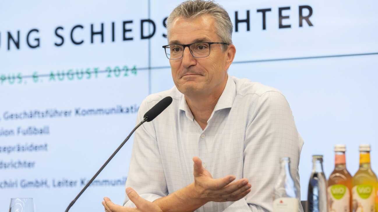 Schiri-Boss verteidigt Petersen: "Alles richtig gemacht" Schiri-Boss verteidigt Petersen: "Alles richtig gemacht"