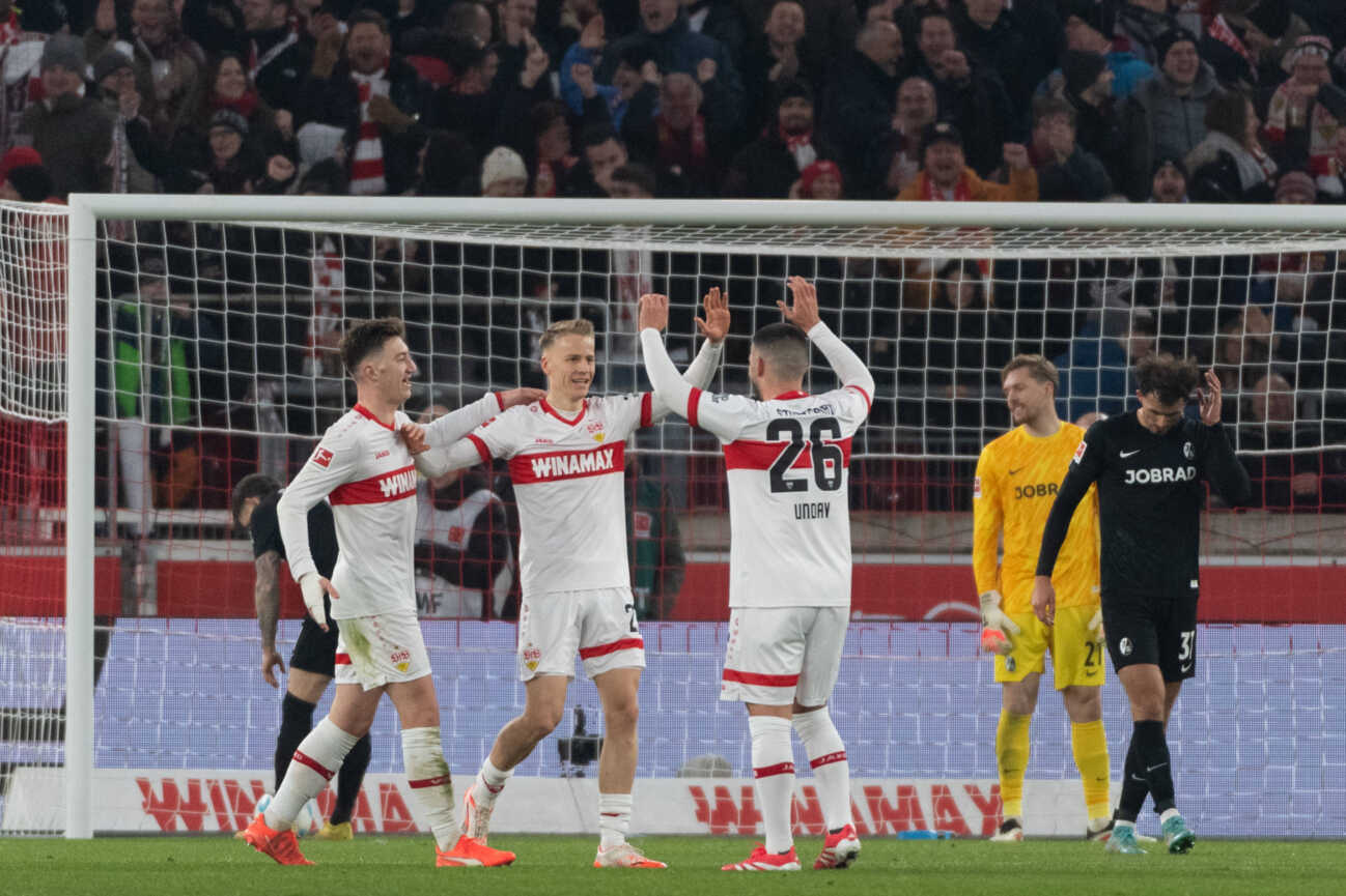 tor-zum-40-durch-deniz-1057897254 Tor zum 4:0 durch Deniz Undav (VfB Stuttgart 26), jubel Torjubel mit Angelo Stiller (VfB Stuttgart, 06), Chris Fuehrich (VfB Stuttgart 27). re. frust bei Florian Mueller (SC Freiburg, 21), Max Rosenfelder (SC Freiburg, 37) GER, VfB Stuttgart vs. SC Freiburg, Fussball, Herren, 1. Bundesliga, 18. Spieltag, Spielzeit 2024 2025, 18.01.2025, DFL DFB REGULATIONS PROHIBIT ANY USE OF PHOTOGRAPHS AS IMAGE SEQUENCES AND OR QUASI-VIDEO, GER, VfB Stuttgart vs. SC Freiburg, Fussball, Herren, 1. Bundesliga, 18. Spieltag, Spielzeit 2024 2025, 18.01.2025 Stuttgart *** Goal for 4 0 by Deniz Undav VfB Stuttgart 26 , jubel Torjubel mit Angelo Stiller VfB Stuttgart, 06 , Chris Fuehrich VfB Stuttgart 27 re frust bei Florian Mueller SC Freiburg, 21 , Max Rosenfelder SC Freiburg, 37 GER, VfB Stuttgart vs SC Freiburg, Soccer, Men, 1 Bundesliga, Matchday 18, Season 2024 2025, 18 01 2025, DFL DFB REGULATIONS PROHIBIT ANY USE OF PHOTOGRAPHS AS IMAGE SEQUENCES AND OR QUASI VIDEO, GER, VfB Stuttgart vs SC Freiburg, Football, Men, 1 Bundesliga, Matchday 18, Season 2024 2025, 18 01 2025 Stuttgart Copyright: xEibner-Pressefoto WolfgangxFrankx EP_WFK
