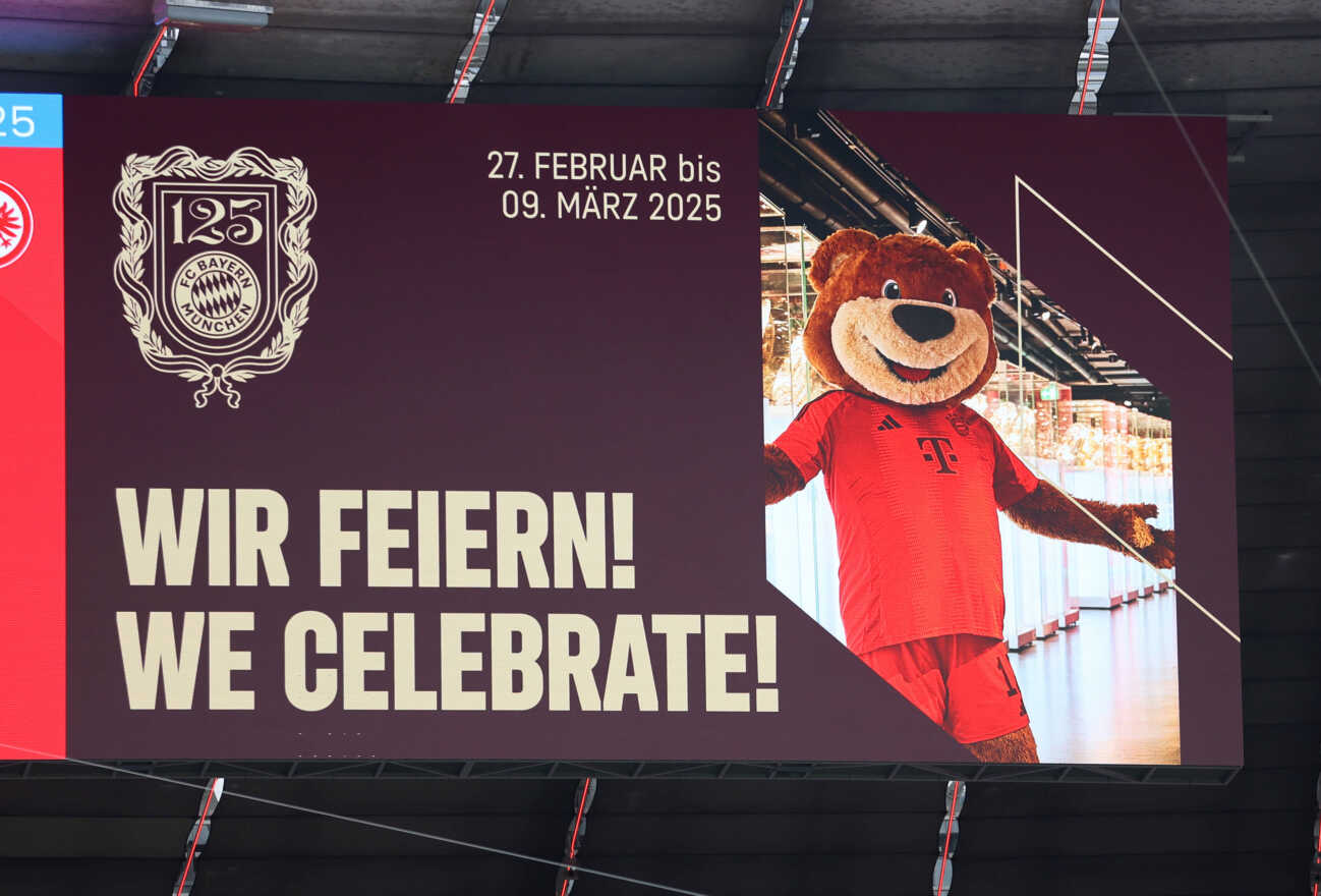 fussball-herren-bundesliga-saison-2024-1059209645 Fussball, Herren, Bundesliga, Saison 2024 2025, FC Bayern München - Eintracht Frankfurt, Allianz Arena Wir feiern ! Werbung auf der Anzeigetafel zum 125. Geburtstag des FC Bayern München vom 27.2. - 09.03. DFB, DFL regulations prohibit any use of photographs as image sequences and or quasi-video *** Football, Men, Bundesliga, Season 2024 2025, FC Bayern Munich Eintracht Frankfurt, Allianz Arena We celebrate advertising on the scoreboard for the 125th birthday of FC Bayern Munich from 27 2 09 03 DFB, DFL regulations prohibit any use of photographs as image sequences and or quasi video