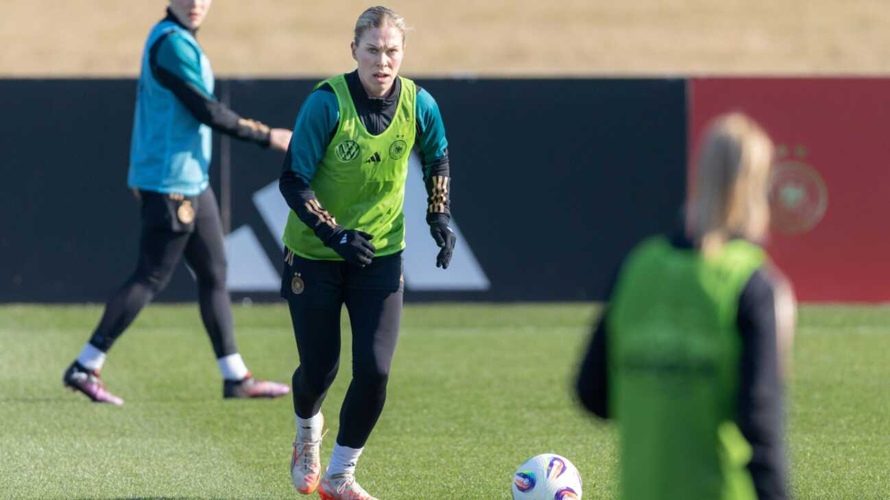 Abwehr-Alarm: Knaak vor Debüt bei den DFB-Frauen Abwehr-Alarm: Knaak vor Debüt bei den DFB-Frauen