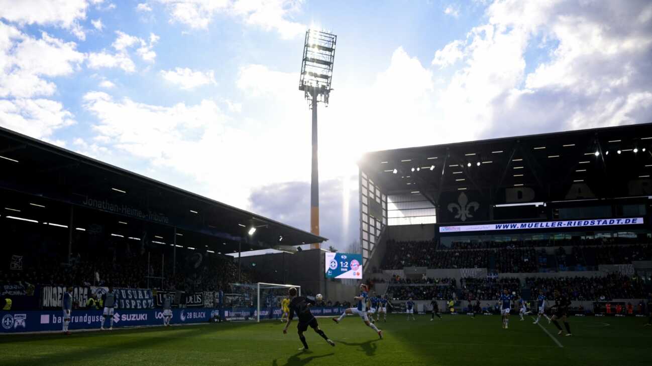 Sondertrikot: Darmstadt setzt Zeichen für die Demokratie Sondertrikot: Darmstadt setzt Zeichen für die Demokratie