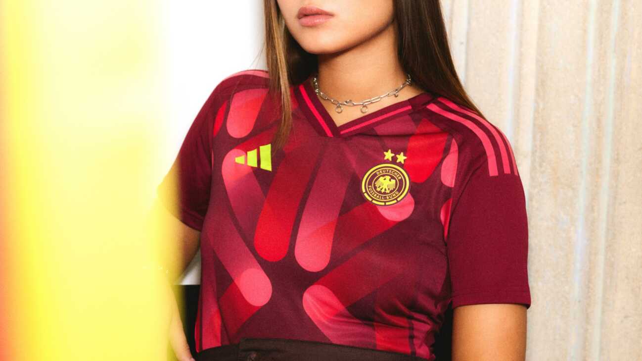 Rot- und Rosatöne: DFB-Frauen mit neuem EM-Trikot Rot- und Rosatöne: DFB-Frauen mit neuem EM-Trikot